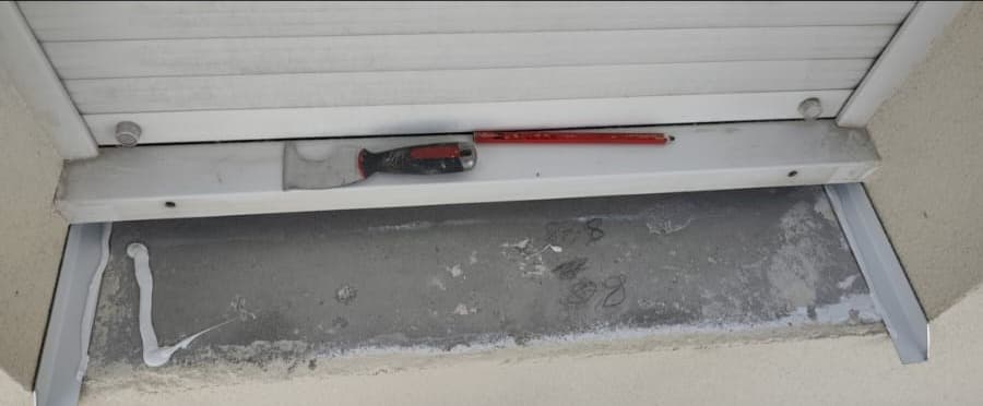 Appui de fenêtre en béton nu avant pose, arrivé au nu du mur, sans débord ni goutte d'eau