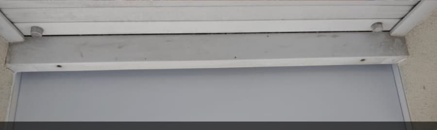 Appui de fenêtre en aluminium posé, débordant du mur avec sa pente et son retour en sous-face
